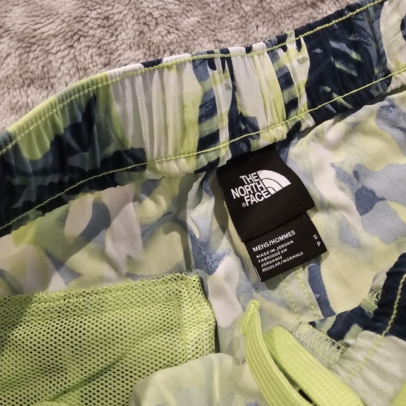 The North Face Floral Shorts - Picture 3 of 4
